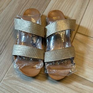 Johnston & Murphy Gold Strap Sandals 8